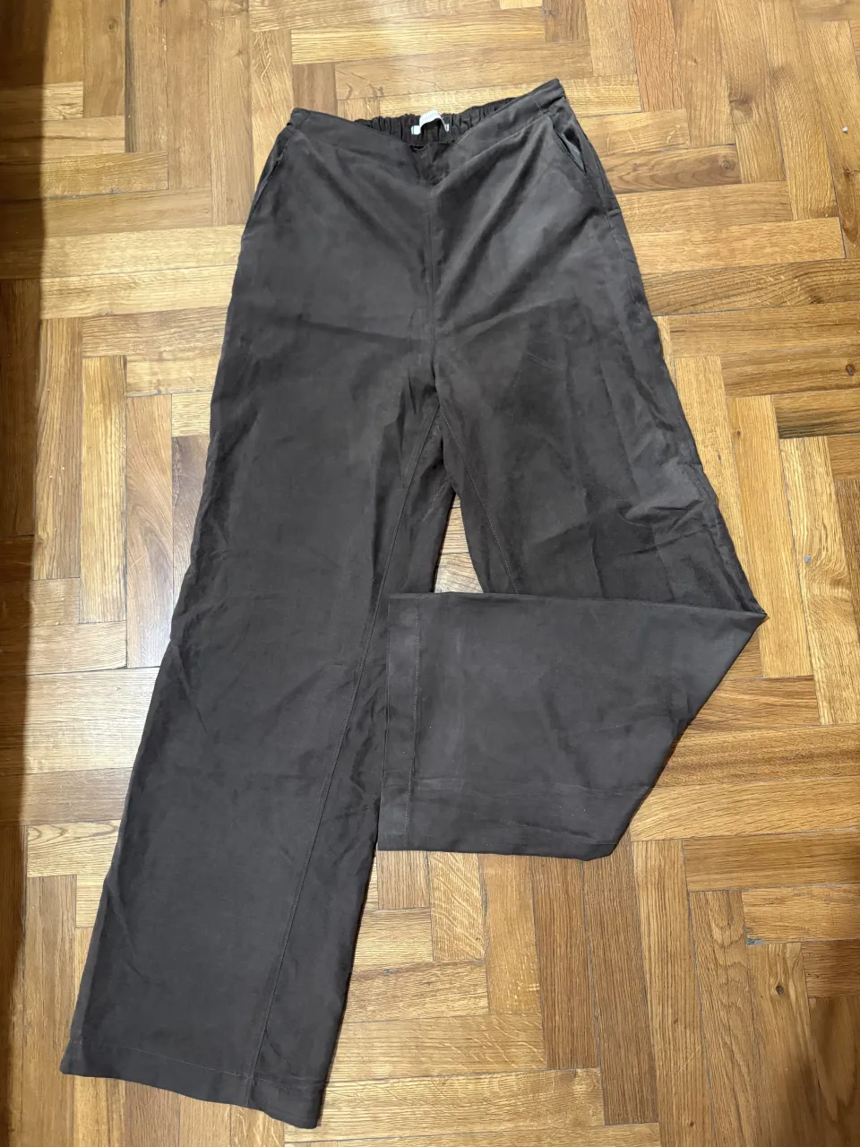 Pantalón ancho de color marrón. Posee bolsillos laterales.