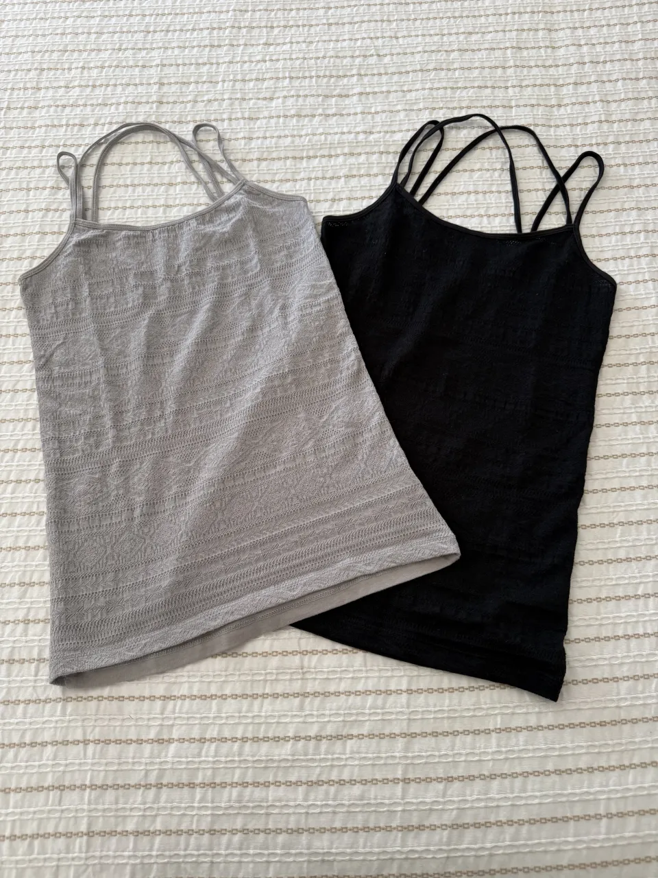 Set de dos musculosas, una gris y otra negra. Ambas con tiras finas.
la tela del frente tiene un labrado muy delicado y doble tiras.  No son musculosas simples, son para lucirlas.