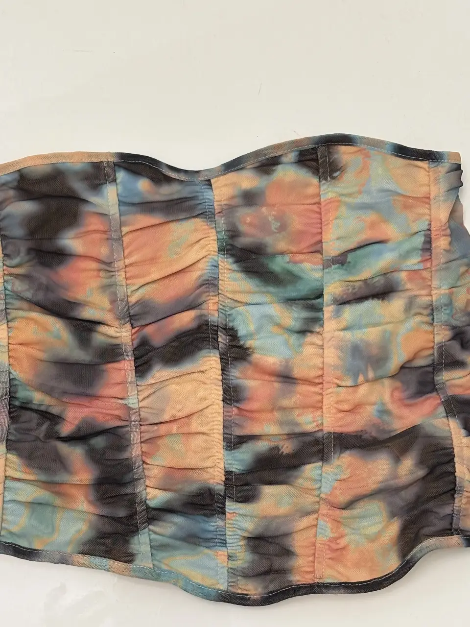 Bershka. Talle M,  corset con diseño tie dye, fruncido y cierre frontal. Ideal para un look moderno y audaz.