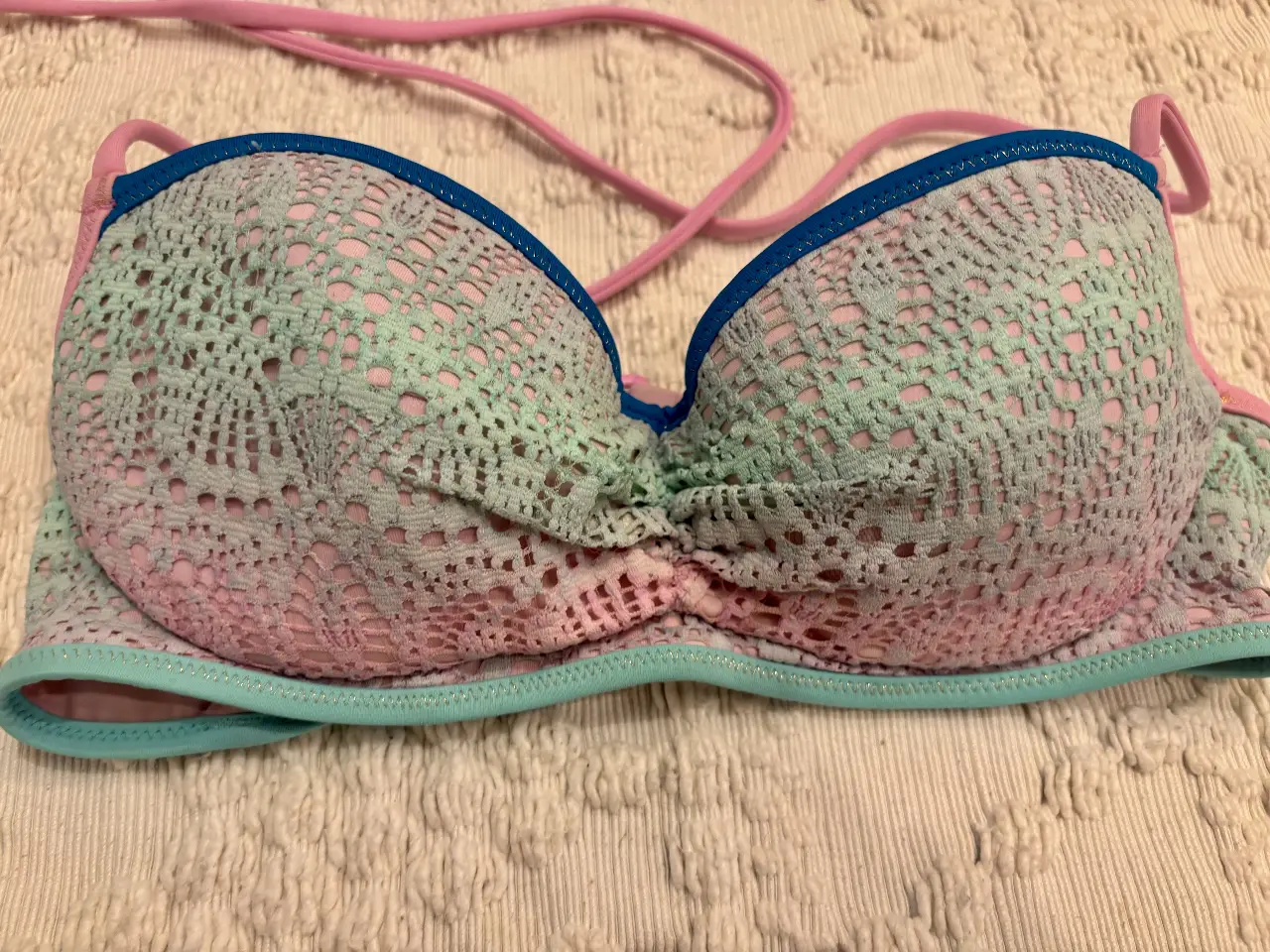 Corpiño de bikini de encaje con detalles en azul y rosa, ideal para la playa o pileta. Marca Victoria's Secret.