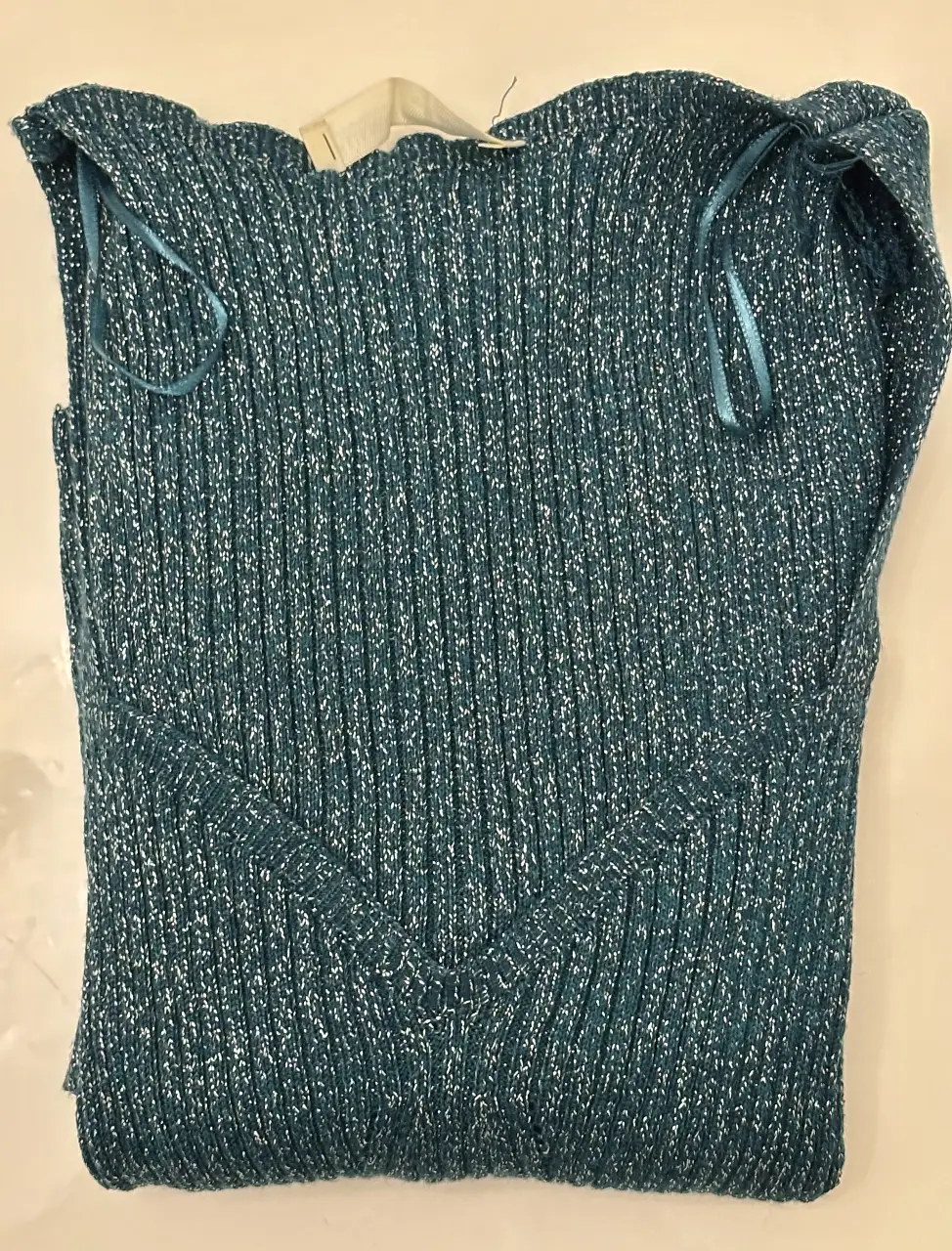 Pull&bear, talle M, top  tejido de color verde con detalles plateados, escote cuadrado. Ideal para un look moderno y elegante.