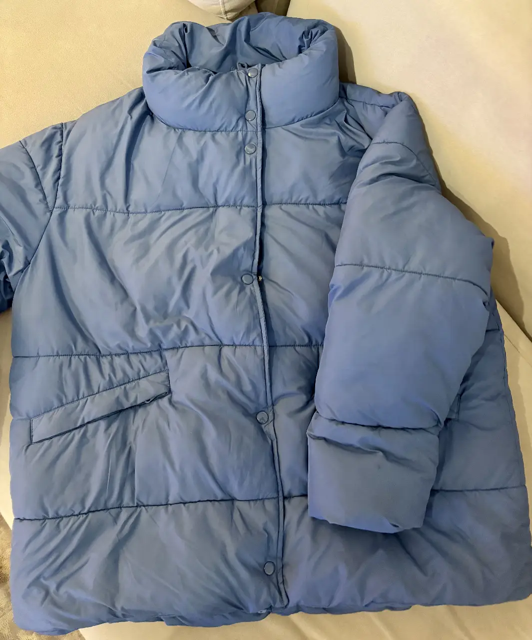 Campera puffer azul de Pull&Bear, con cuello alto y cierre. Ideal para el invierno. OVERSIZE.