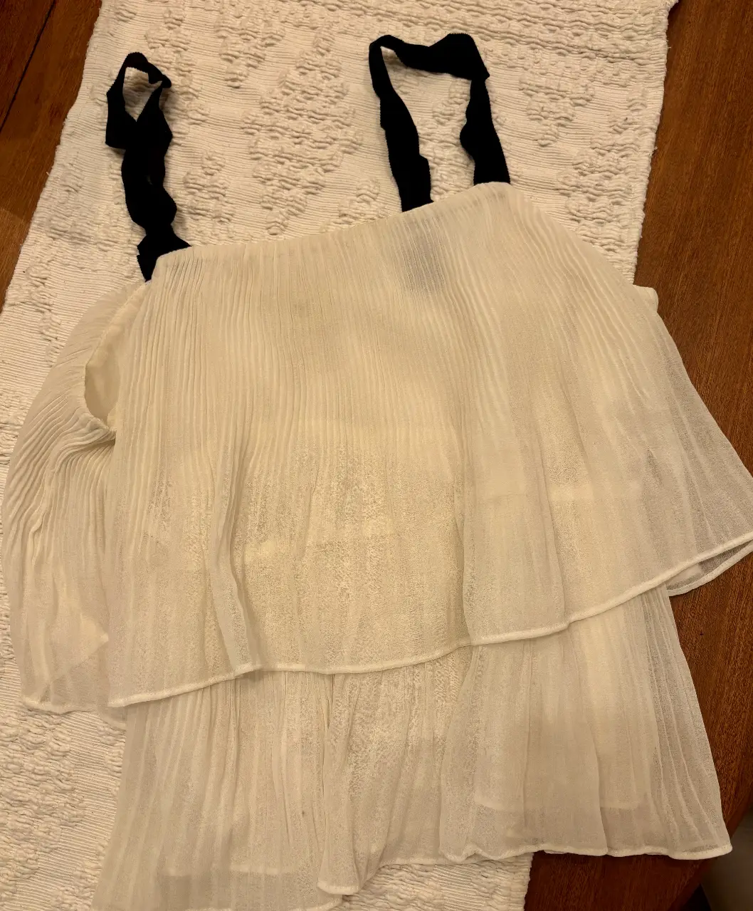 Top blanco de gasa con volados y breteles negros. Ideal para un look fresco y elegante. HYM