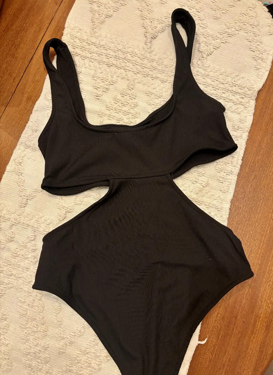 Body negro de la marca Zara, con diseño cut out y tiras finas. 