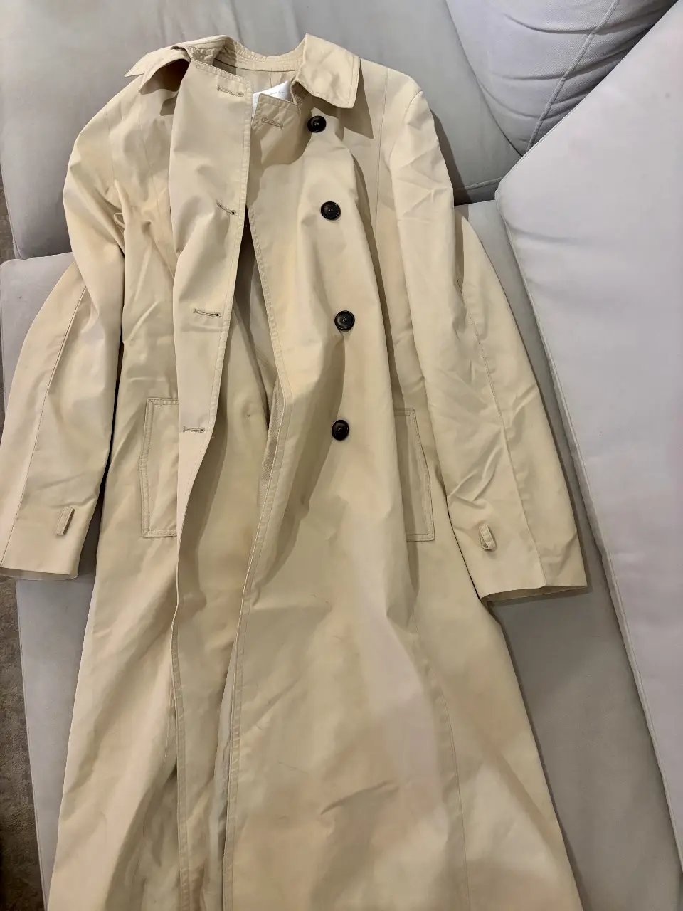 Trench coat color crudo de la marca Vitamina Buenos Aires, ideal para un look elegante y atemporal. Confeccionado en un tejido resistente y de alta calidad, este trench es perfecto para la temporada de otoño e invierno. Posee un diseño clásico con solapas, botones y bolsillos funcionales. Un básico imprescindible en cualquier guardarropa.