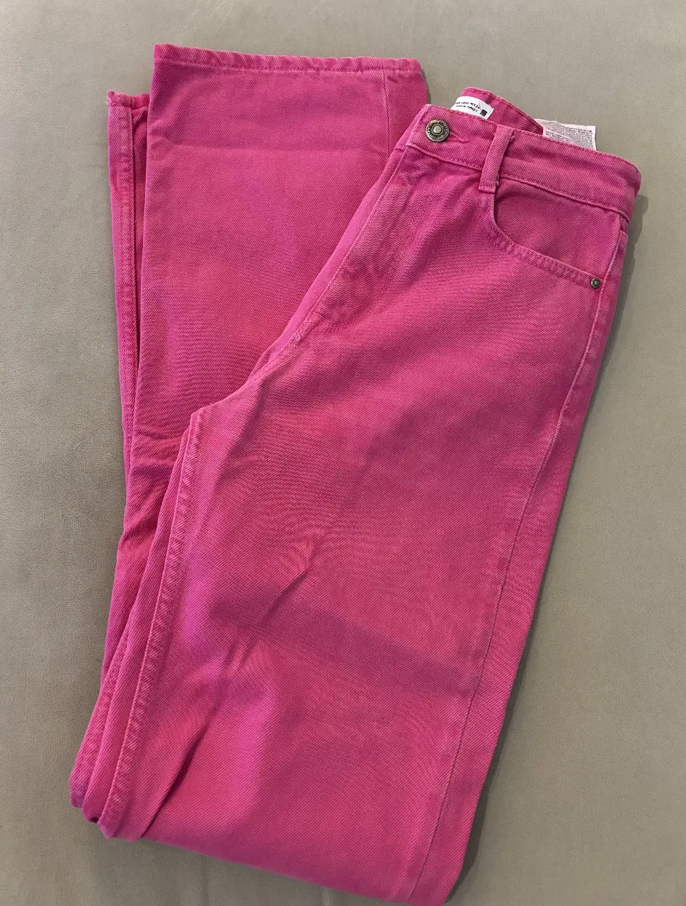 Pantalón de jean recto color rosa de la marca Zara. Talle 34 EUR, 2 USA, 24 MEX. Ideal para un look casual y moderno.