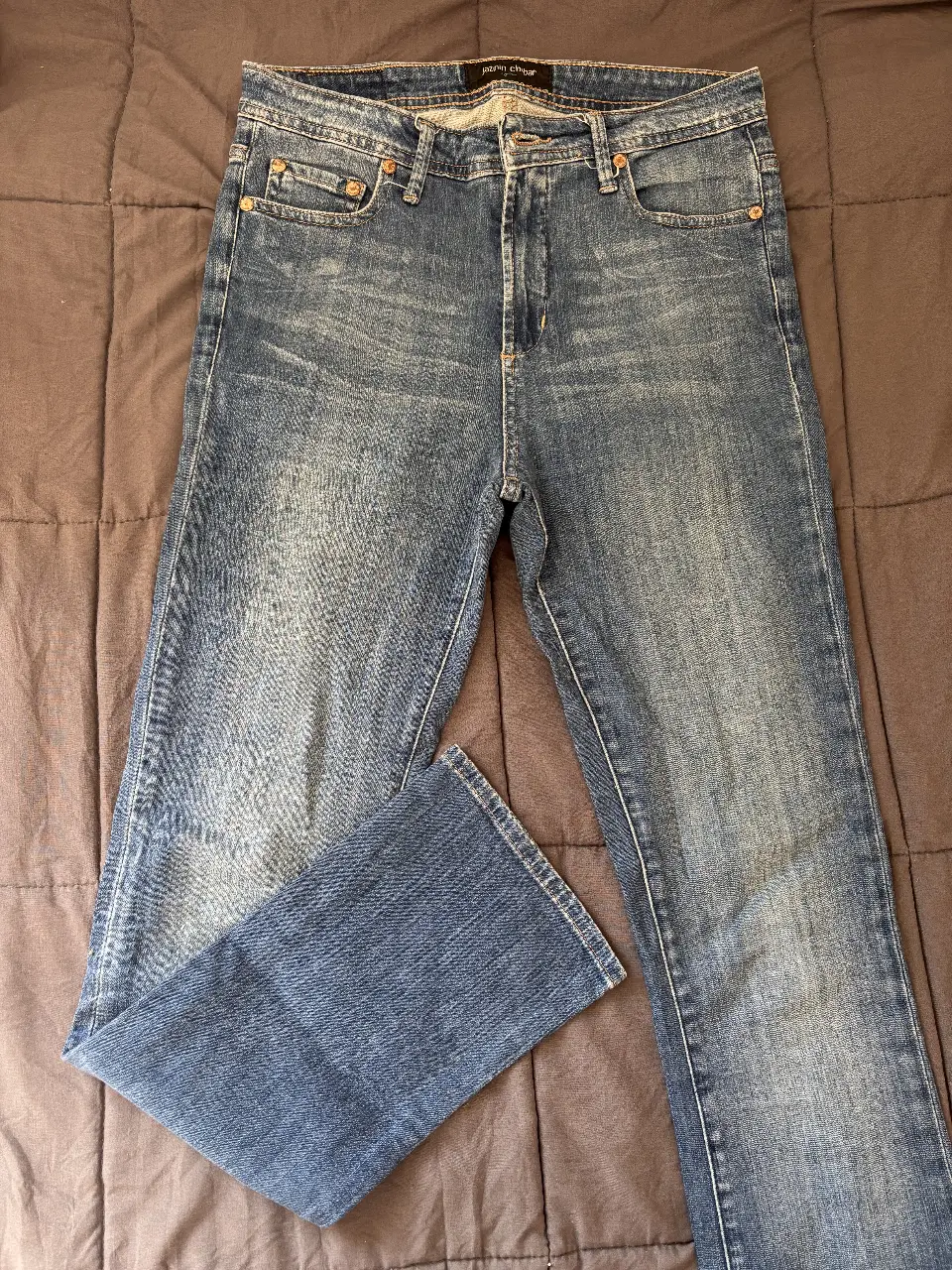 Jeans rectos de mujer, tiro alto, color azul gastado. Un clásico para cualquier ocasión.