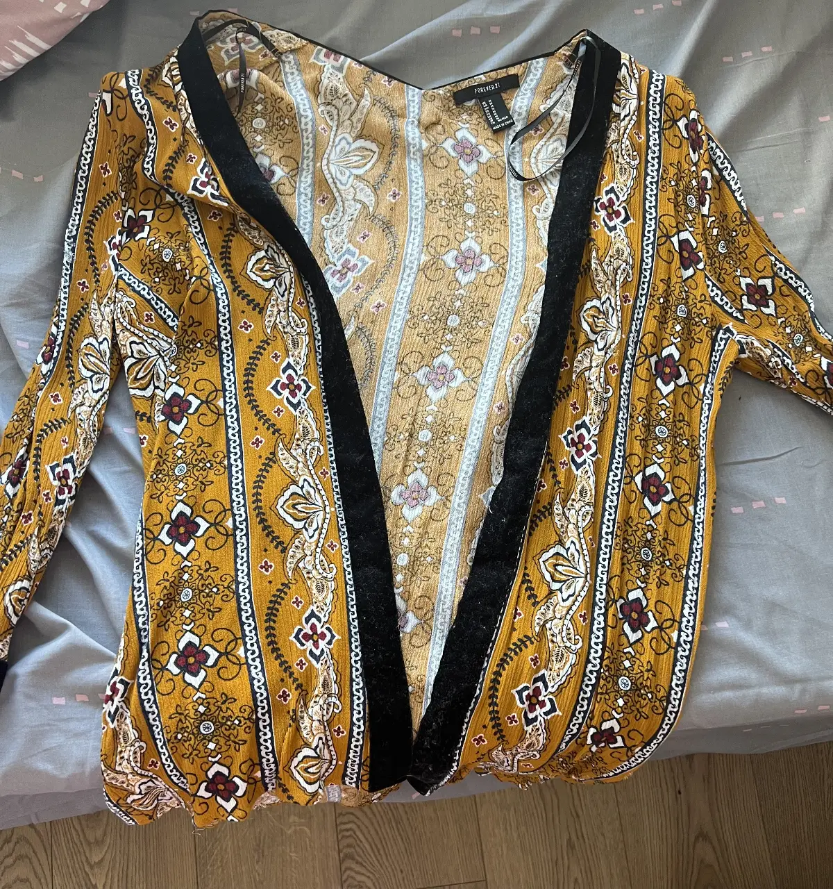 Kimono de mujer con estampado floral en tonos amarillos y detalles en negro. Ideal para un look bohemio y casual.