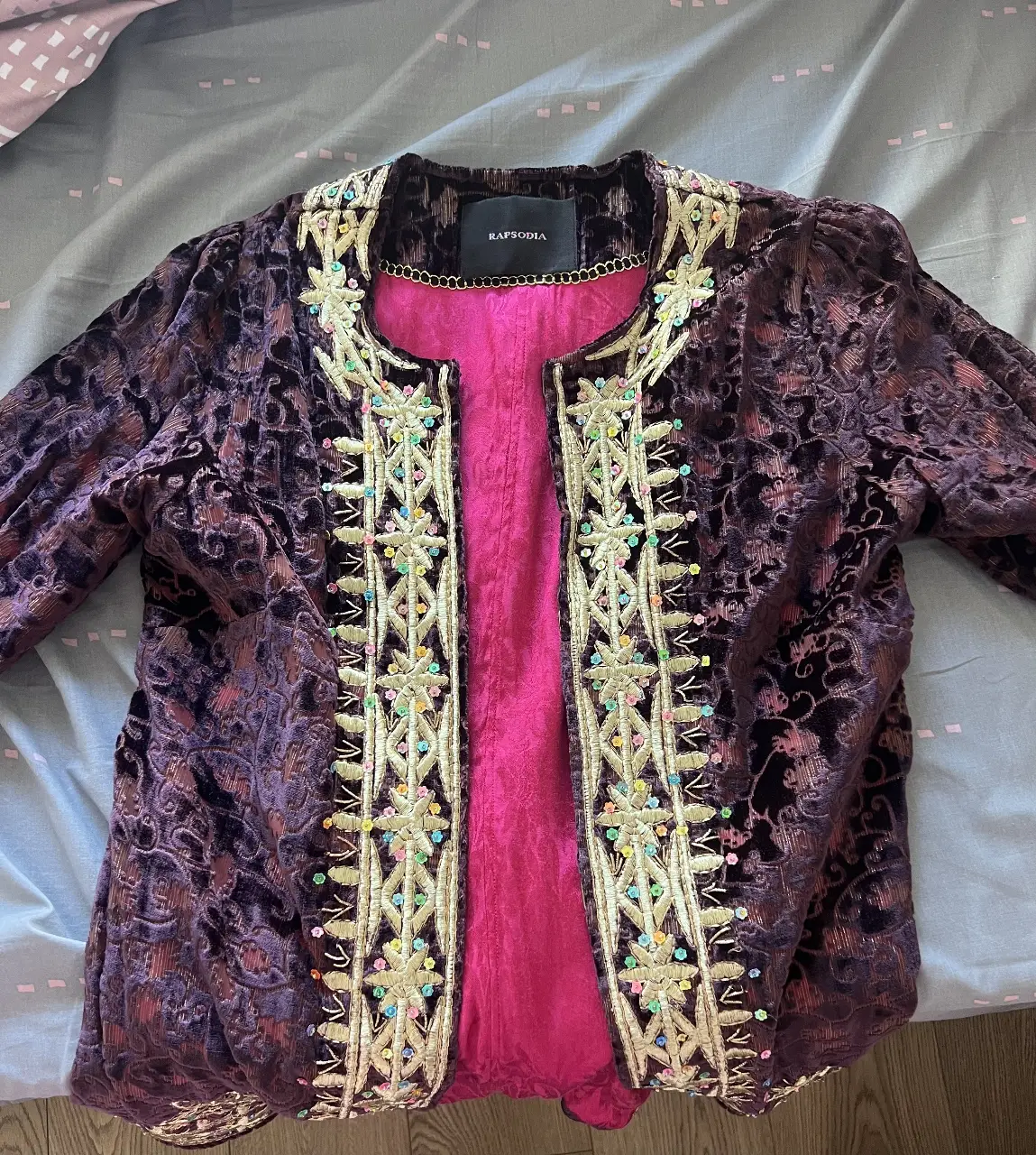 Kimono de terciopelo bordado con detalles dorados y lentejuelas. Ideal para eventos especiales o para darle un toque bohemio a tu look.