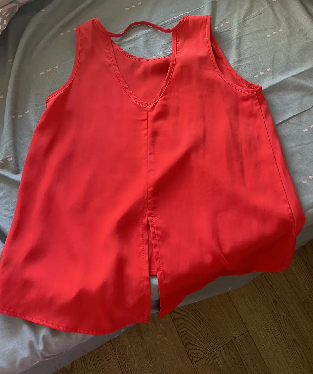Blusa roja sin mangas con espalda descubierta y abertura en la parte trasera. Ideal para un look fresco y moderno.