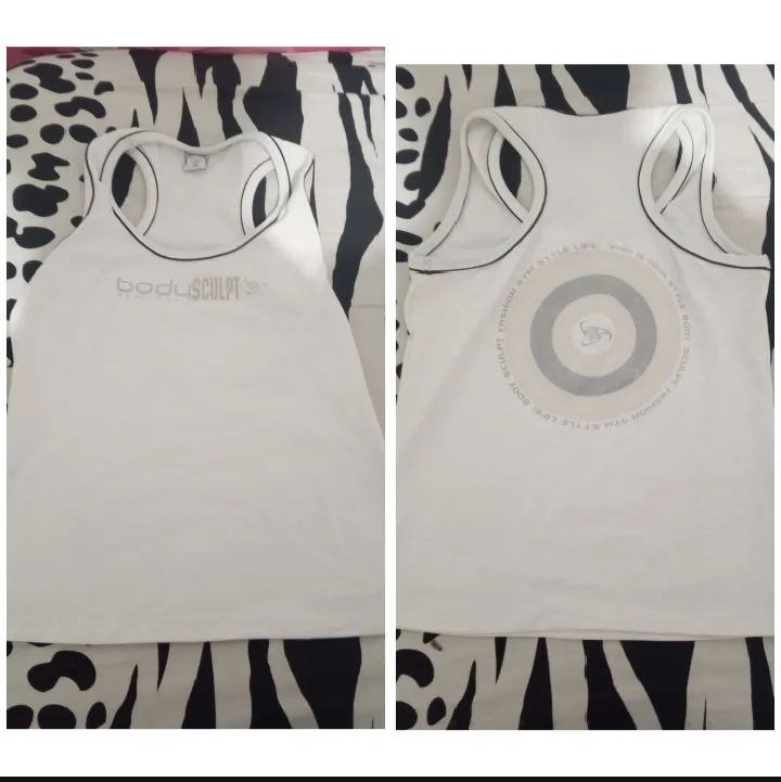 Musculosa deportiva blanca, ideal para entrenar o para un look casual. Tiene un diseño estampado en la espalda con círculos concéntricos y el logo de la marca. Es cómoda y fresca.