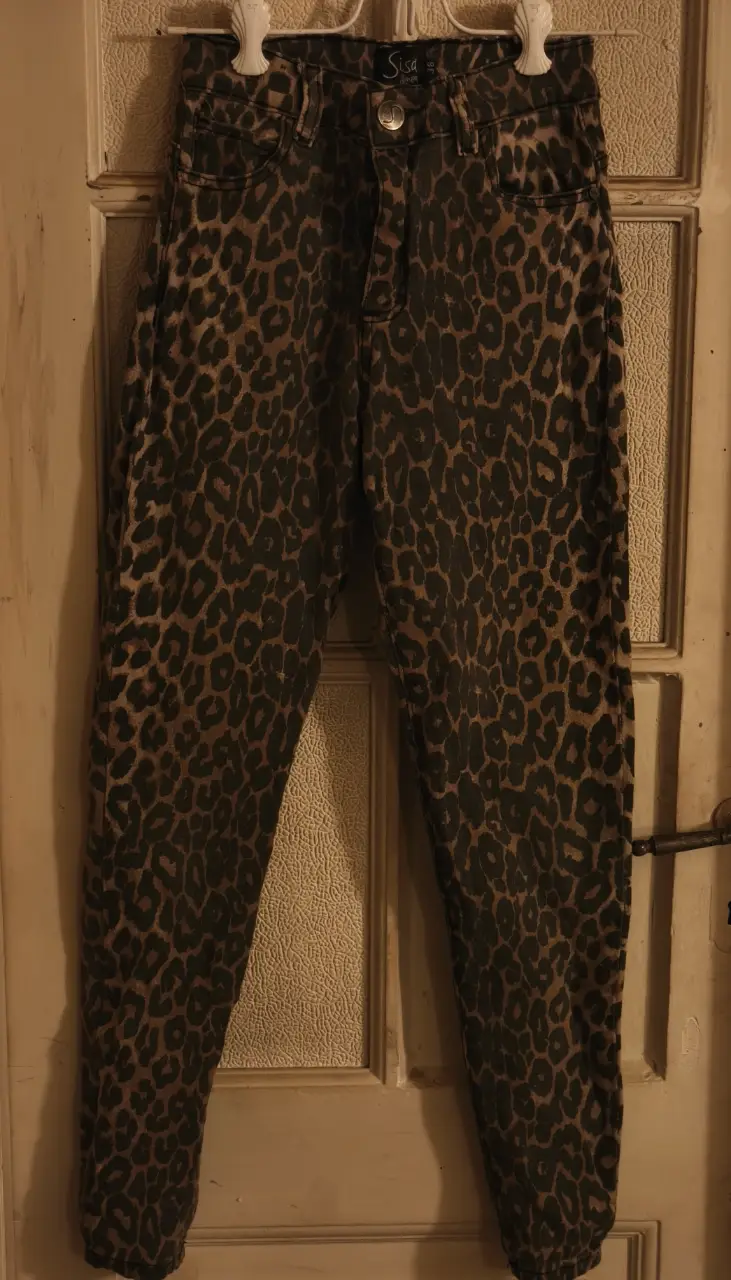 Jeans  semi elastizado de mujer con estampado de leopardo. Tiro alto, corte recto. Ideal para un look canchero y con onda.