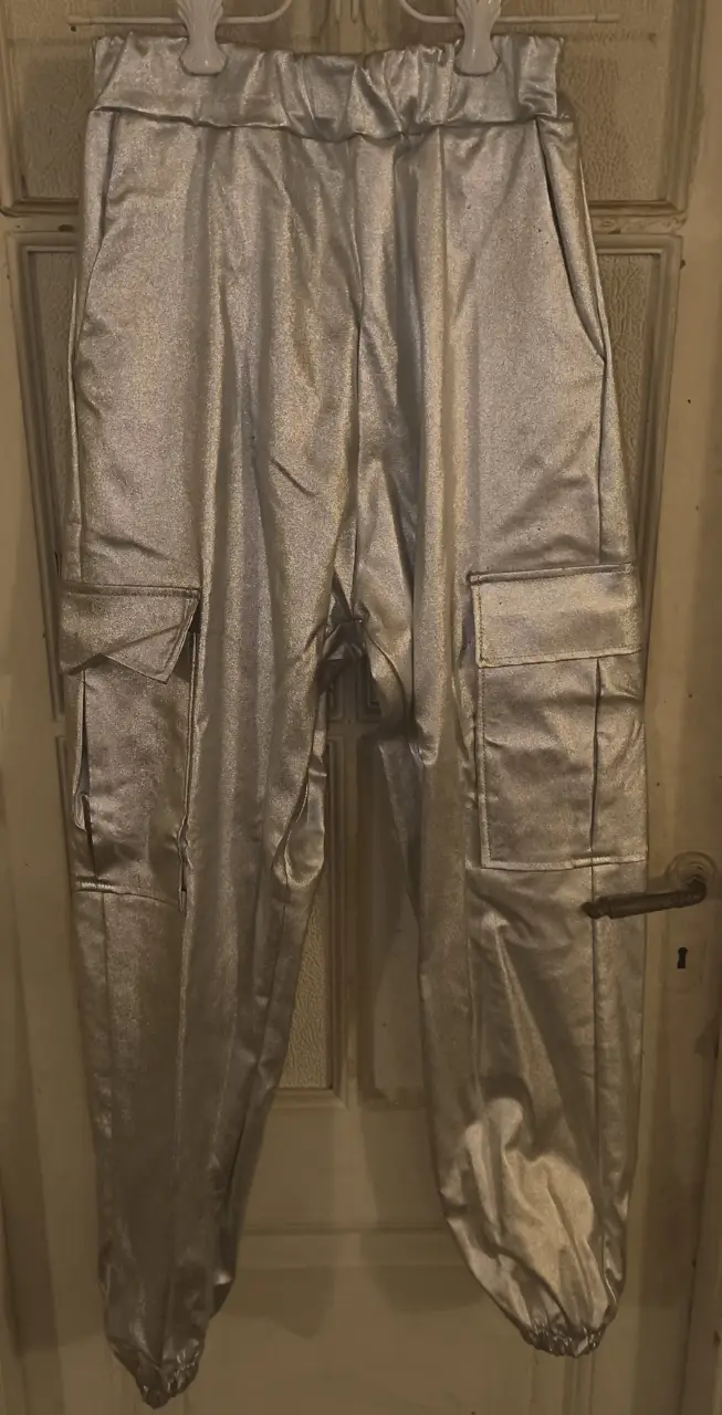 Pantalón cargo plateado metalizado, tiro alto, con bolsillos laterales y en la parte trasera. Ideal para un look moderno y audaz. semi elastizado
