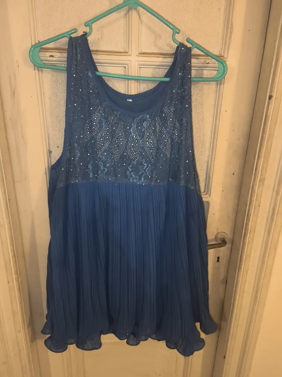 vestido midi azul marino, o musculosa con detalles de encaje y pedrería en la parte superior.  Plisada y corte en A. Ideal para eventos especiales.