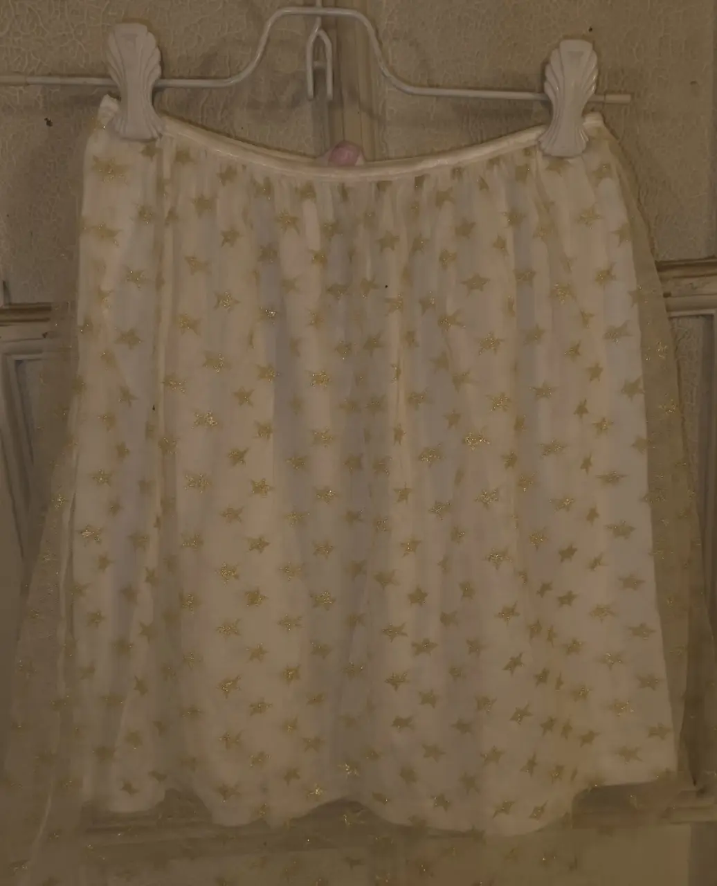 Pollera corta de tul blanco con estrellas doradas. Ideal para eventos especiales o para darle un toque mágico a tu look.
