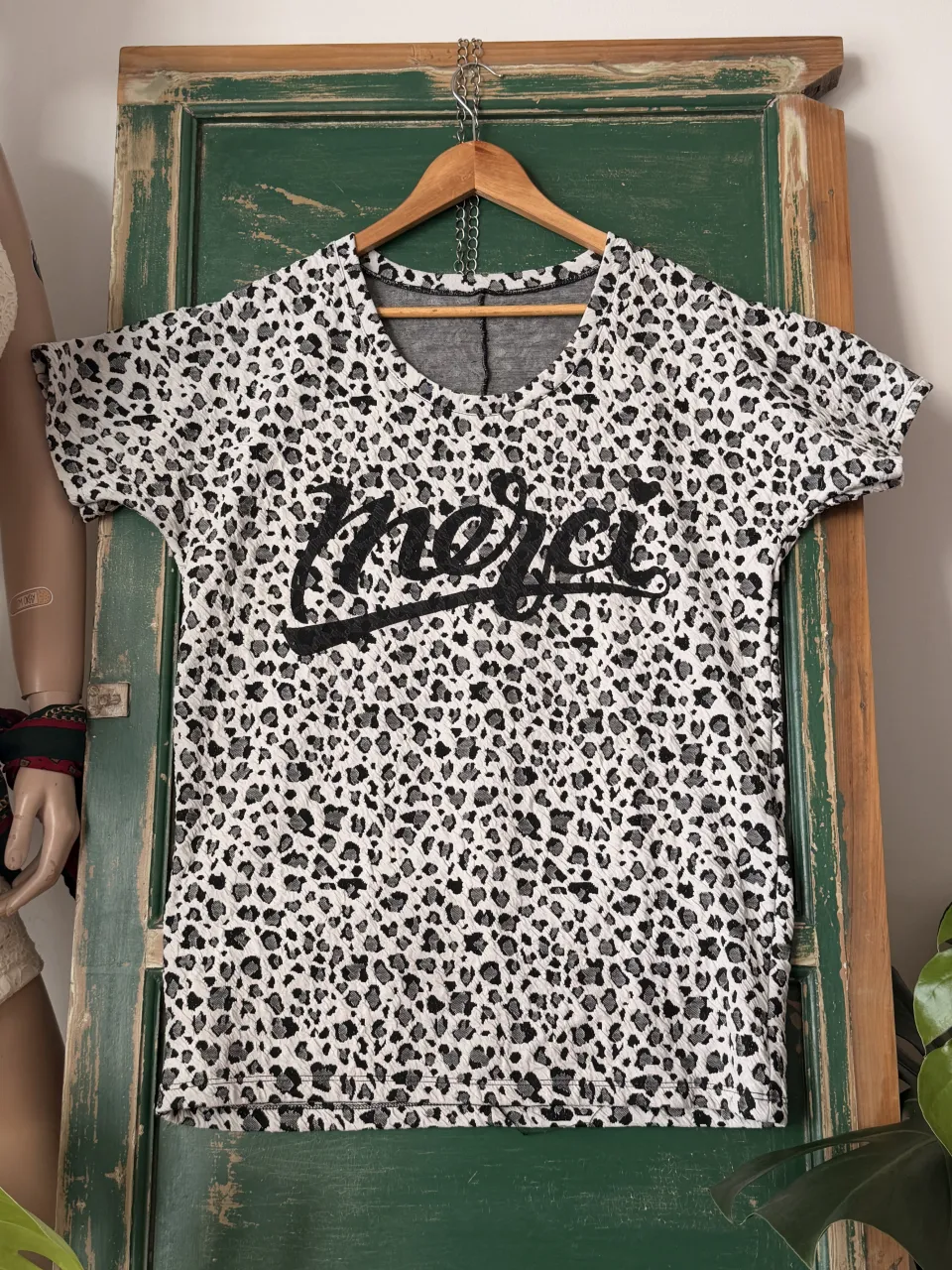 Remera estampada con motivo animal print y la palabra "merci" en el frente. Diseño moderno y canchero, ideal para un look casual y descontracturado.