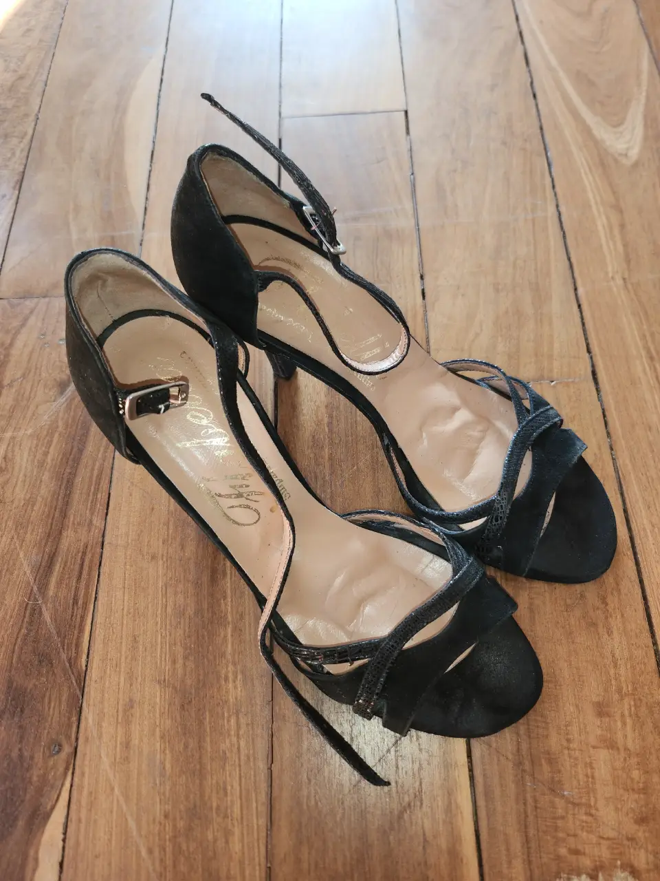 Sandalias de taco alto negras, cuero vacuno, con tiras y detalles de hebilla.  calzado de baile.