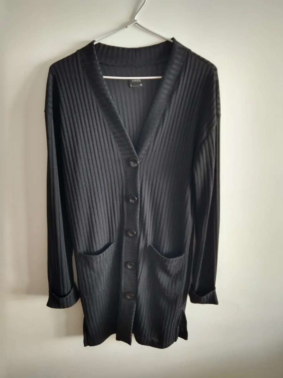 Cardigan largo de tejido de punto acanalado con botones al frente y bolsillos.