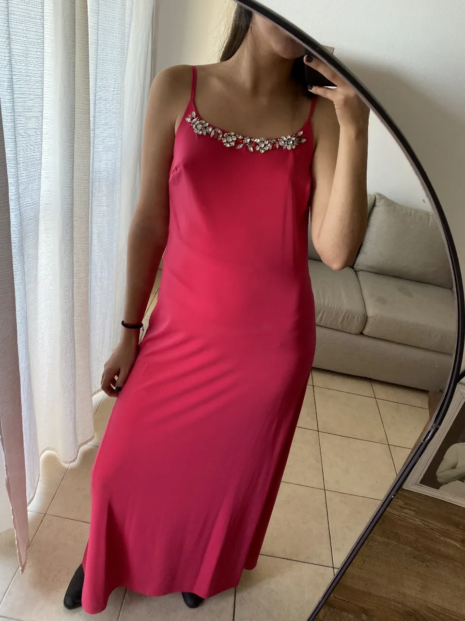 Vestido largo de fiesta color fucsia con detalles de pedrería en el escote y espalda descubierta. Ideal para eventos especiales.