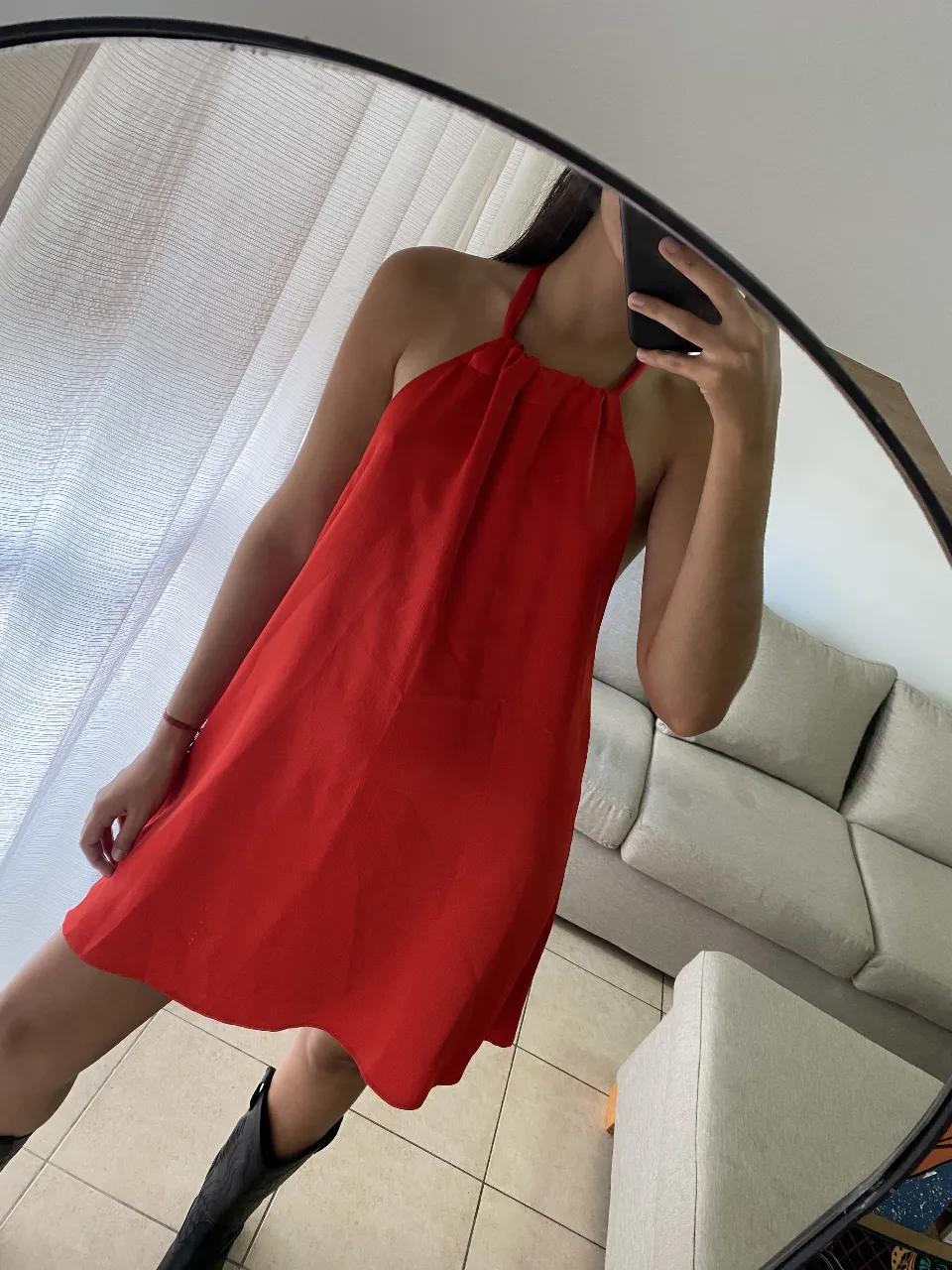 Vestido mini rojo con cuello halter y espalda descubierta. Ideal para una salida o fiesta.