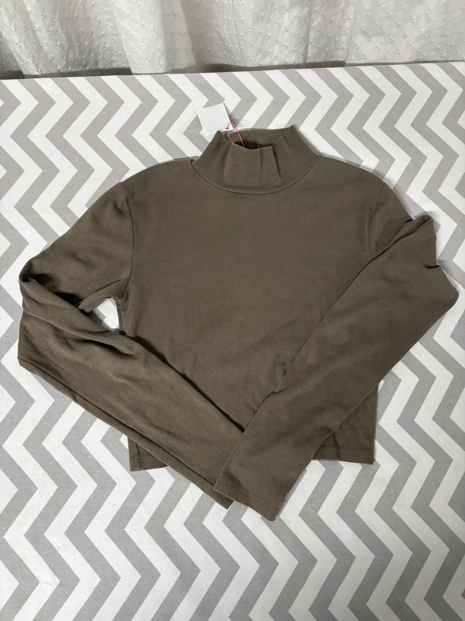 Remera manga larga de cuello alto, ideal para un look canchero y abrigado. Su diseño liso la hace súper versátil para combinar con todo.