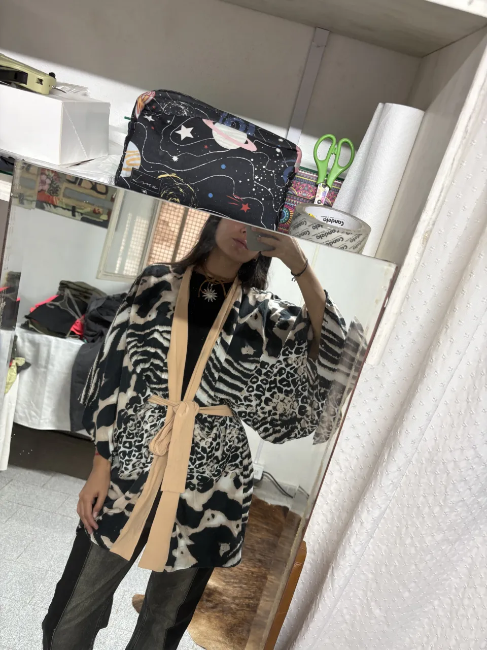 Kimono estampado con cinturón de tela. Diseño único con mezcla de estampas animal print y cebra. Ideal para darle un toque especial a cualquier outfit.