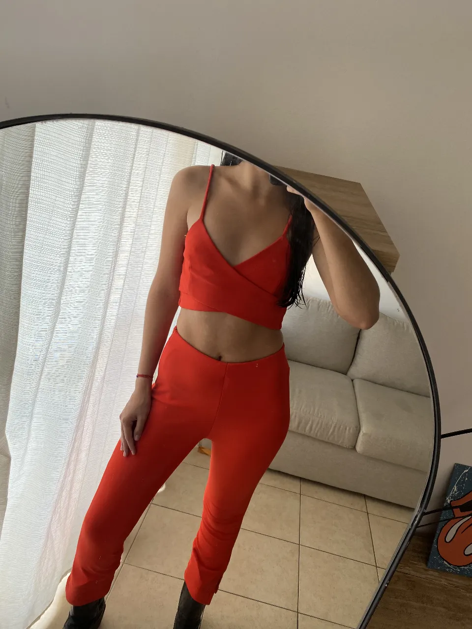 Conjunto de dos piezas súper canchero y moderno. El top es tipo corpiño con breteles finos y escote cruzado, ideal para lucir tu figura. El pantalón es tiro alto, ajustado y con un corte moderno en el bajo. 