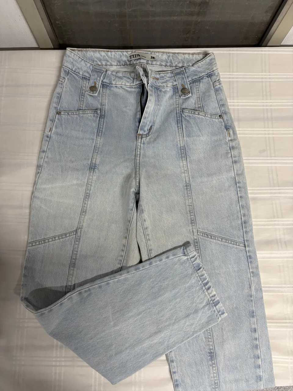 Jeans tiro alto, corte recto y color celeste. Un básico indispensable para cualquier guardarropa, ideal para combinar con tus tops favoritos y crear looks cancheros.