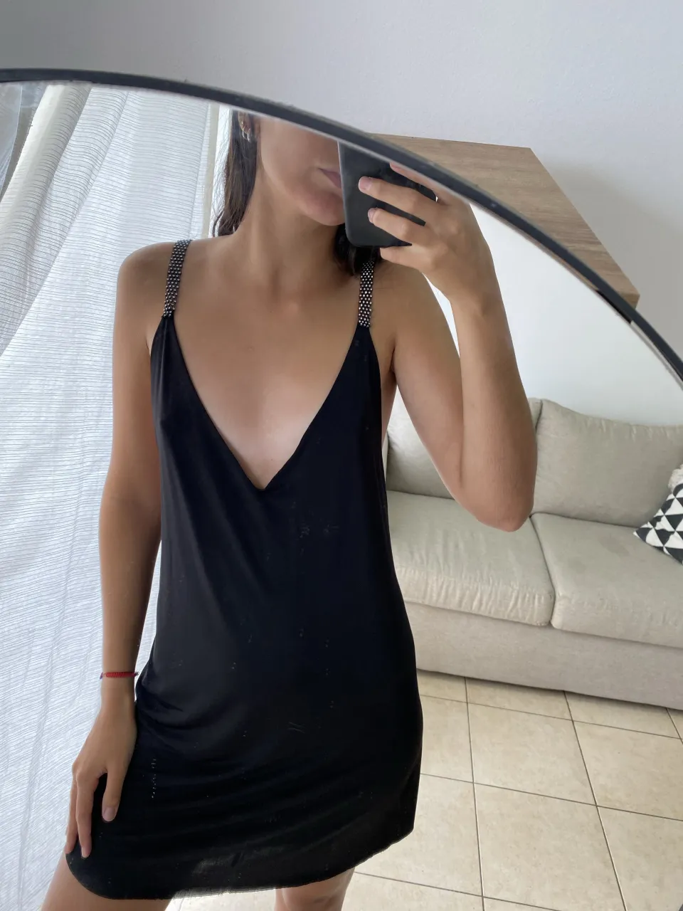 Vestido negro con tiras finas adornadas con brillos.