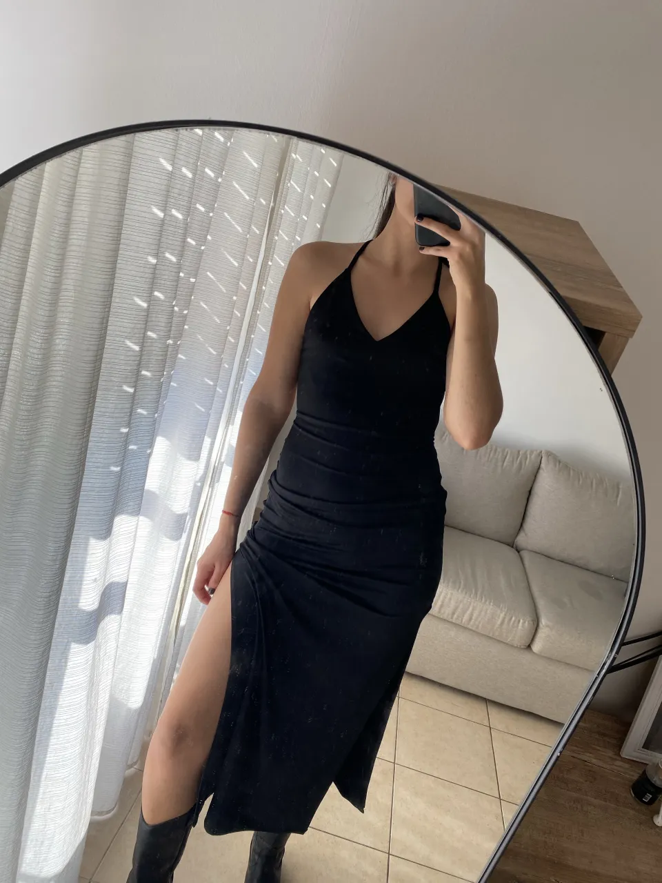 Vestido negro largo con tajo lateral, escote en V y tiras finas. Ideal para una salida o fiesta.