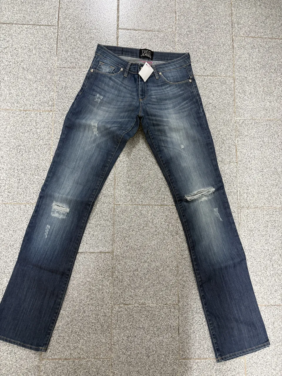 Jeans de corte recto, tiro alto, con detalles de roturas y desgastes que le dan un toque moderno y canchero. Ideales para un look casual y descontracturado.