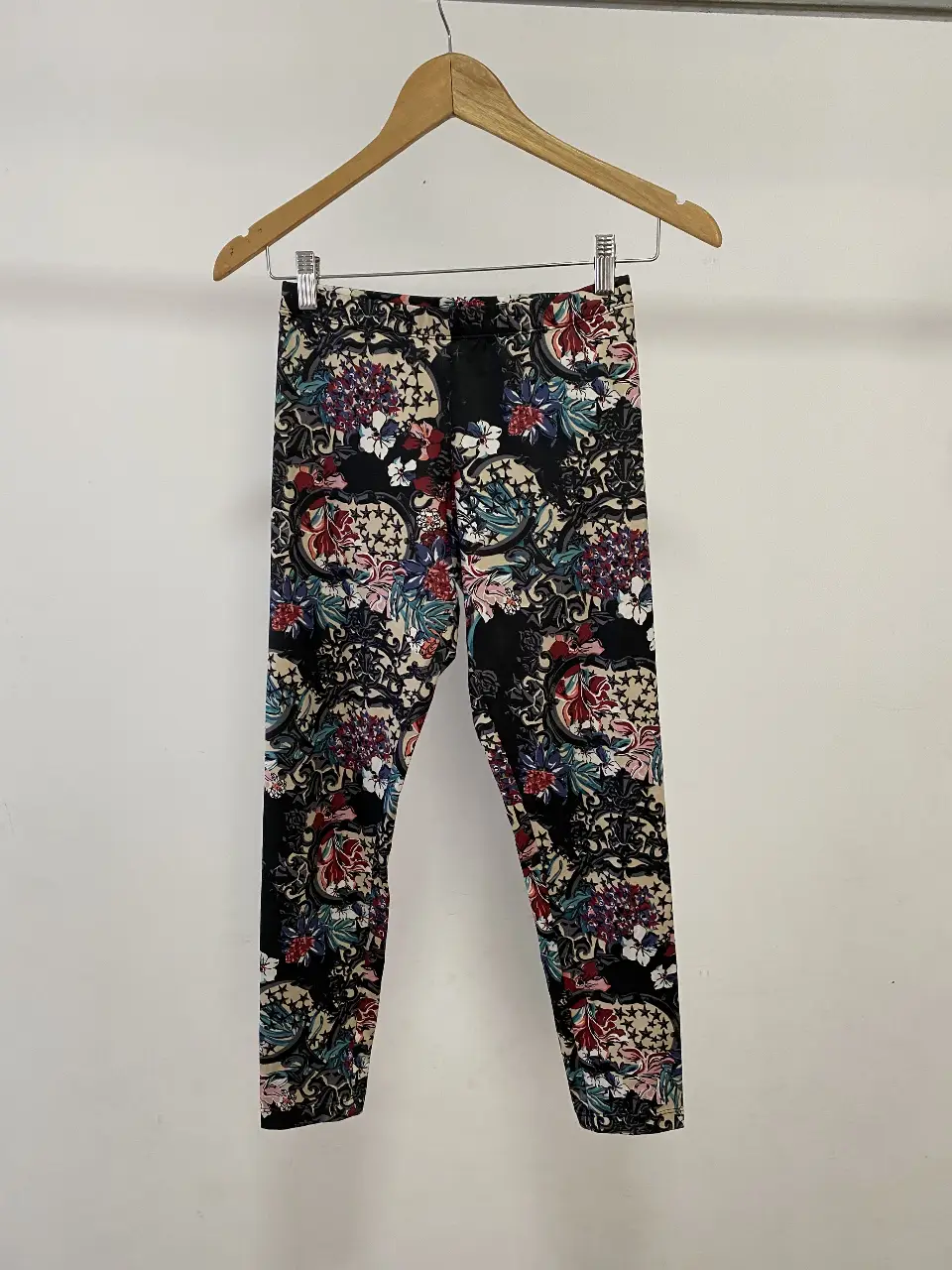 Calzas con estampado floral y detalles ornamentales. Talle 38/40. Jazmin Chebar.