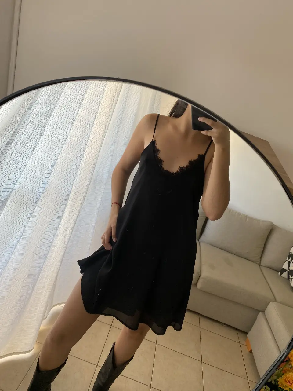 Vestido mini negro con detalles de encaje en el escote. Ideal para una salida o fiesta. marca melocotón 