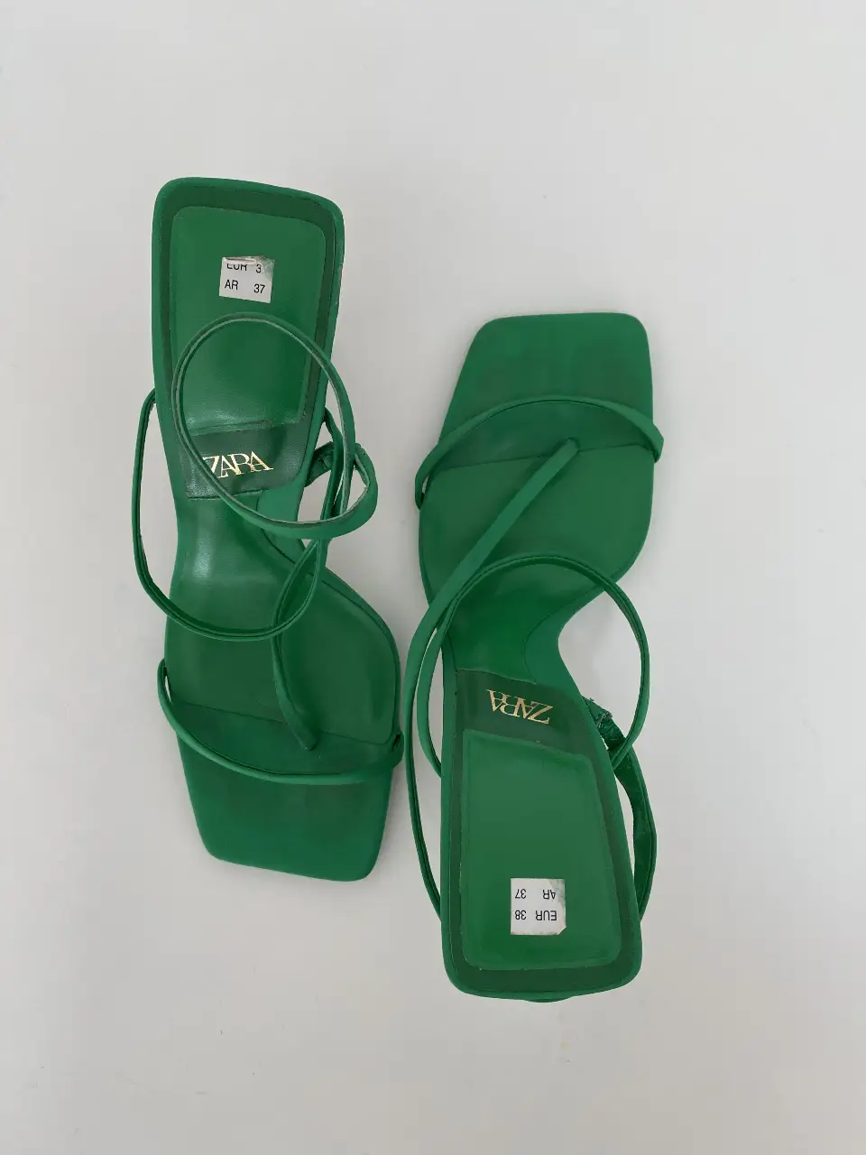 Sandalias de taco alto color verde, con tiras finas y diseño elegante. Ideales para complementar cualquier look de verano.