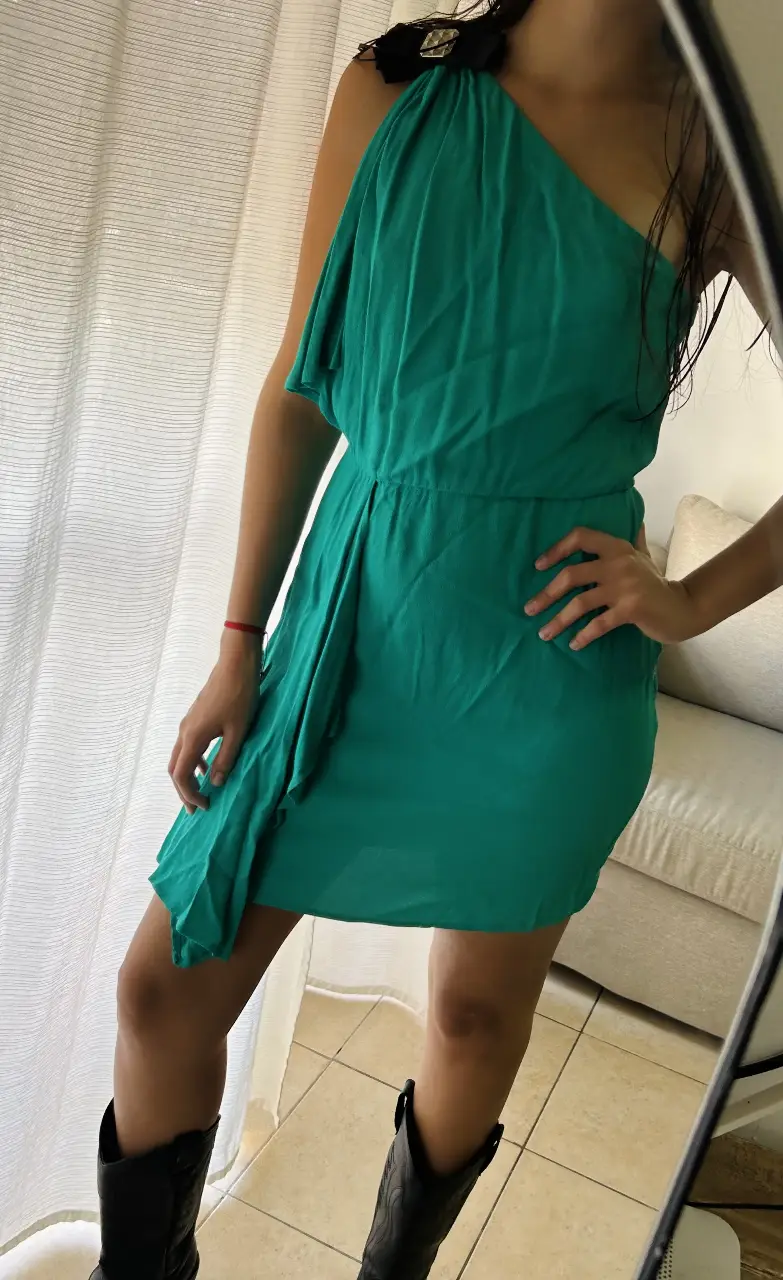 Vestido mini de un solo hombro en color verde. Diseño drapeado con detalle en el hombro. Ideal para eventos especiales o salidas.