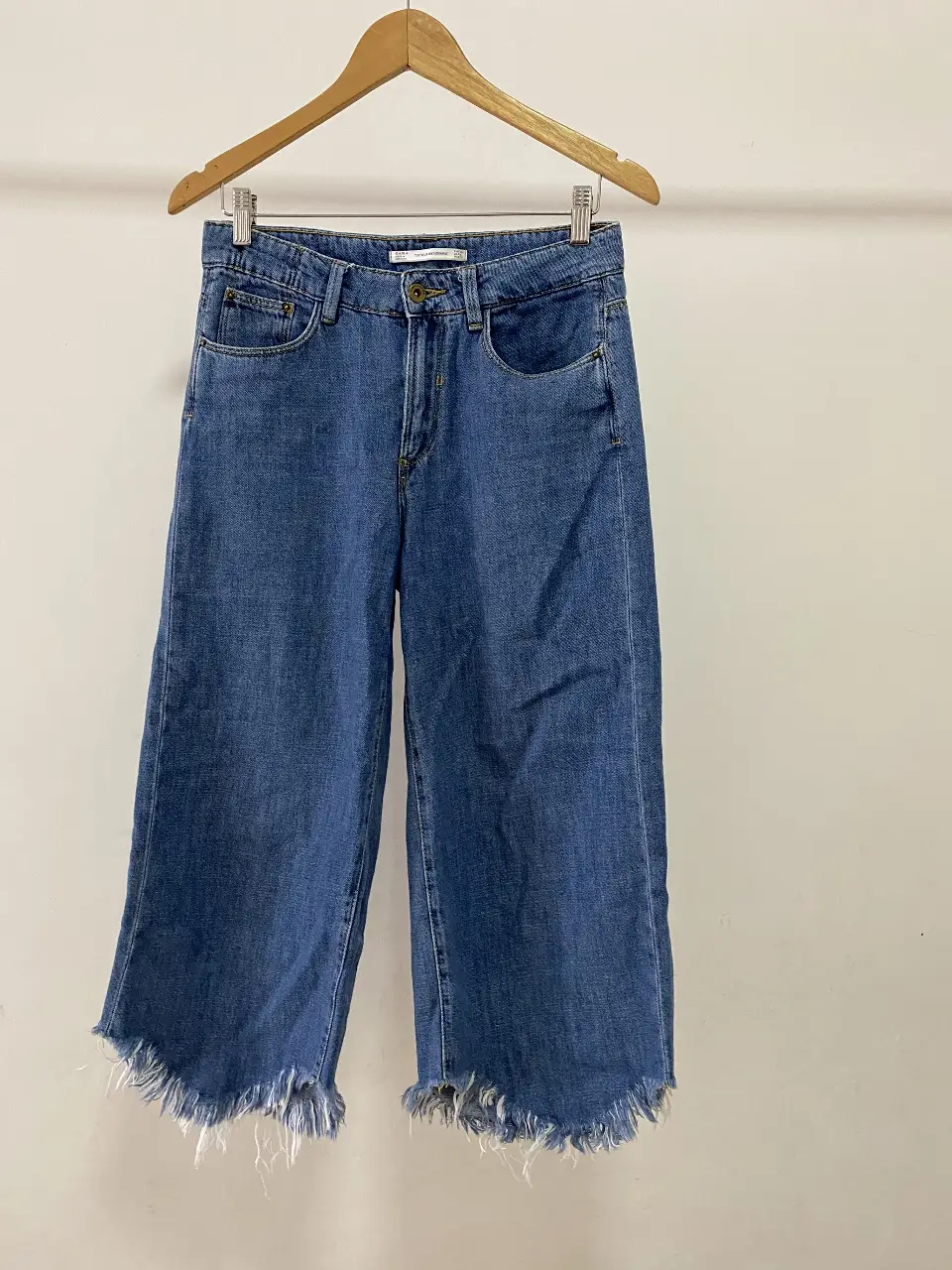 Jeans de mujer, corte recto, con terminación desflecada en el bajo. Tiro medio y calce holgado. Marca Zara.