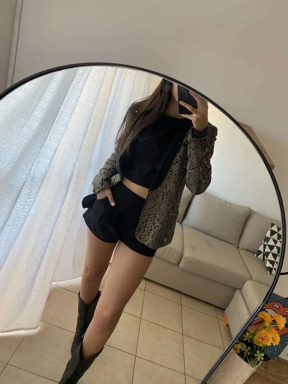 Elegante blazer con estampado de serpiente en tonos grises y negros. Ideal para un look sofisticado y moderno. Perfecto para combinar con diferentes outfits.