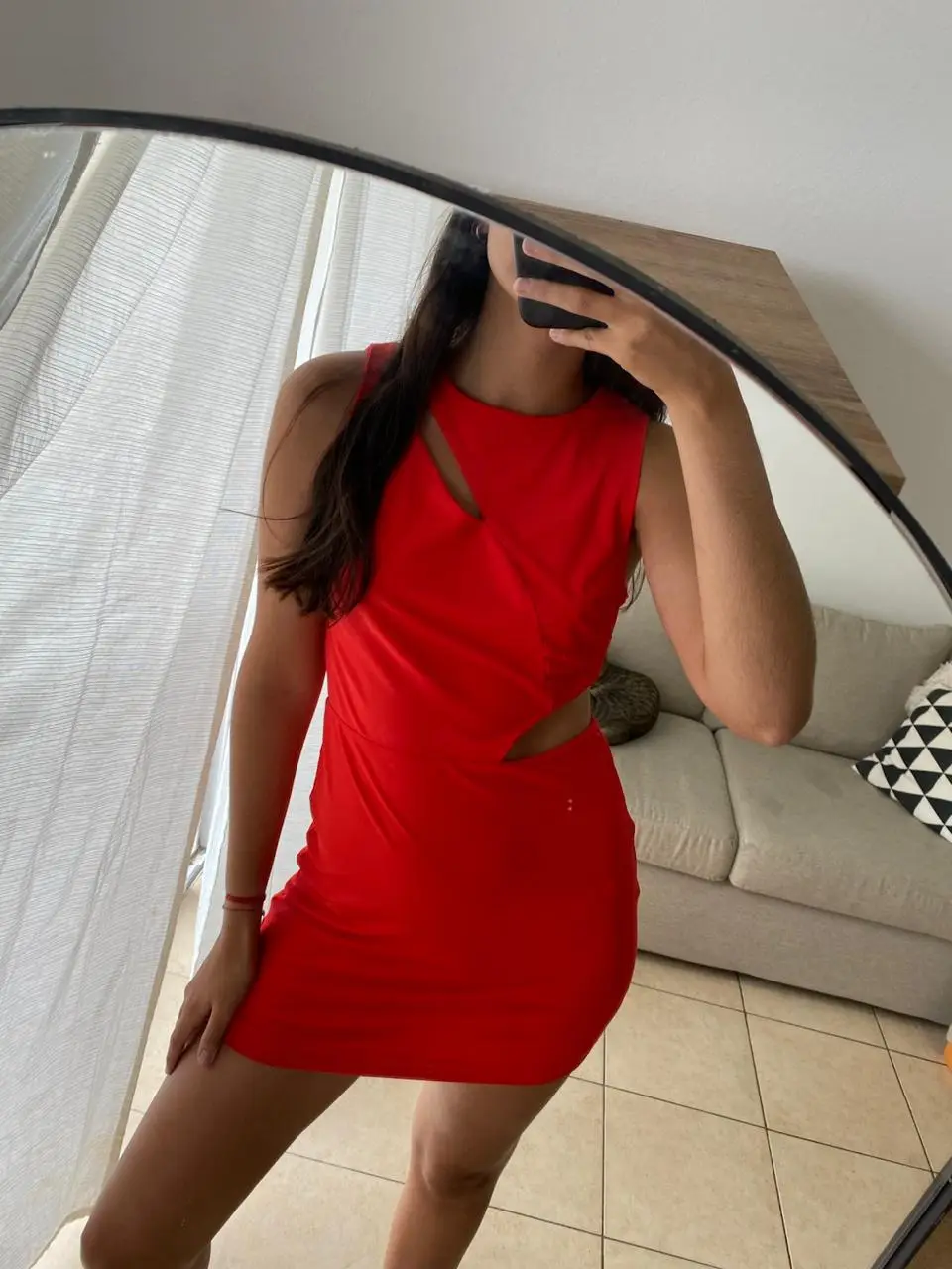 Vestido mini rojo con corte asimétrico y detalle cut-out. Ideal para una salida o fiesta.
