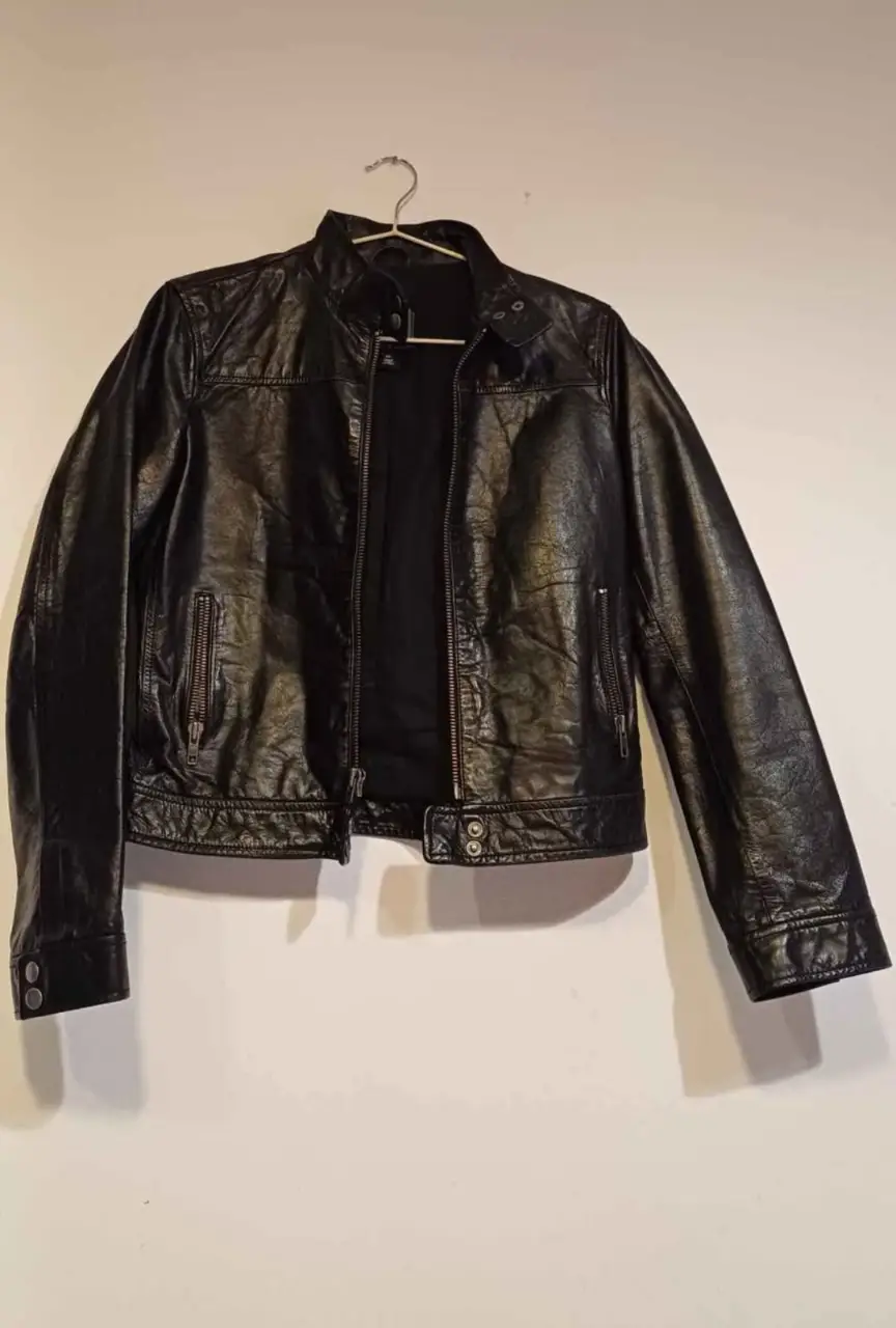 Campera biker de cuero sintético negra de la marca GAP, talle XS. Ideal para un look casual y moderno.