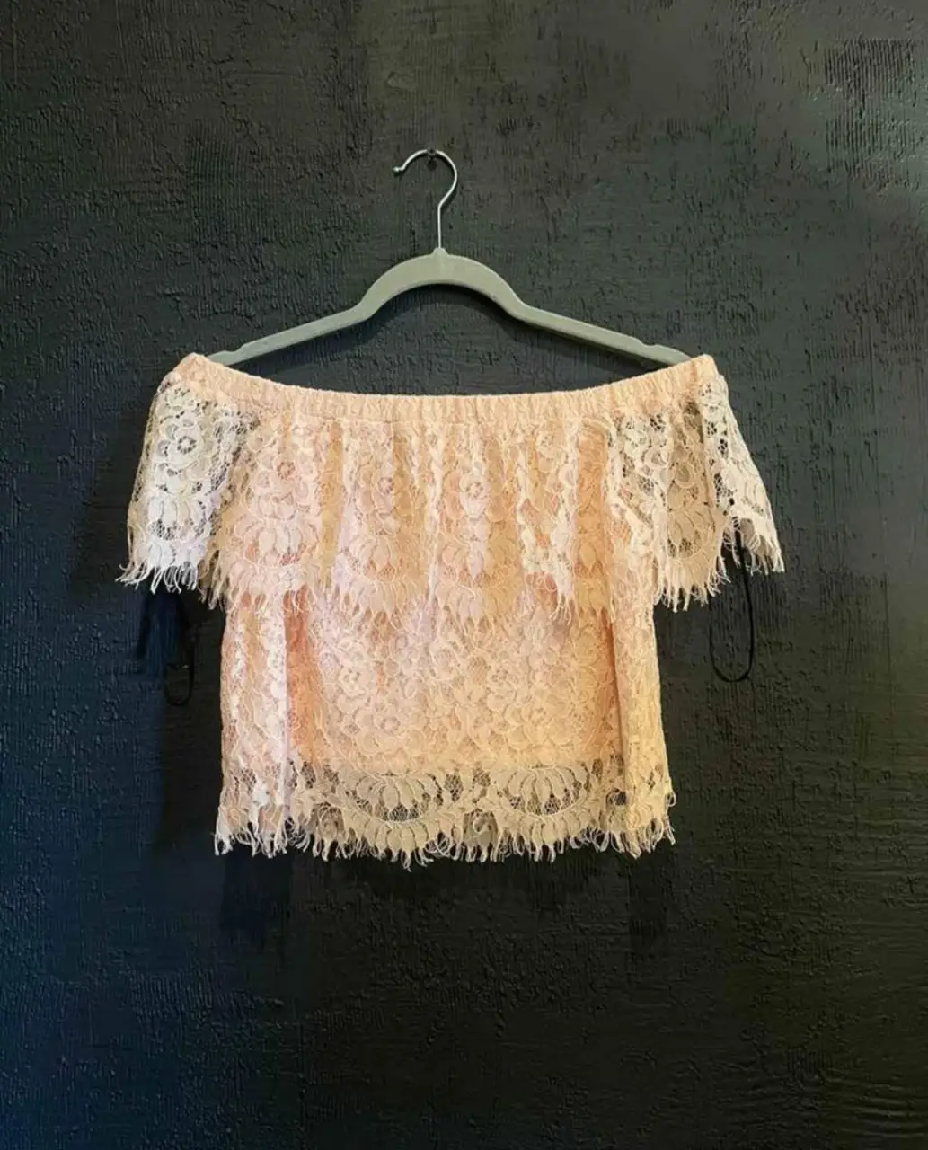 Top de encaje rosa claro, estilo off-shoulder, ideal para un look romántico y femenino. Perfecto para una salida o evento especial.