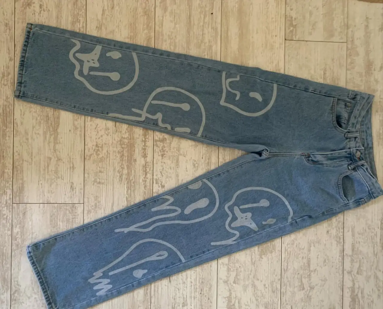 Jeans rectos de mujer, tiro alto, con diseño de caras blancas estampadas. Talle XS, de la marca Shein.