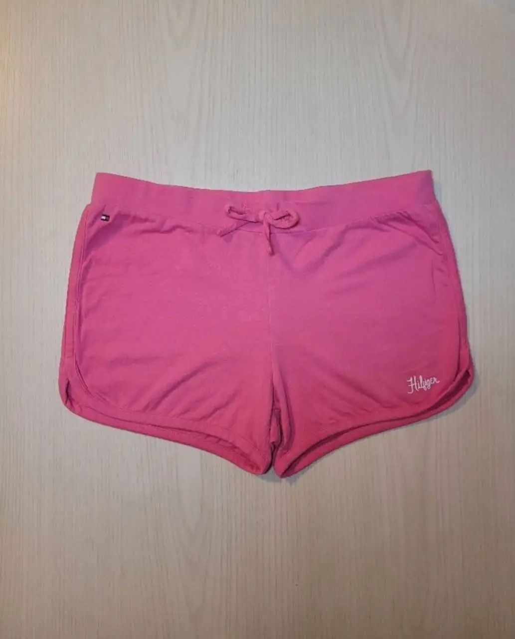 Short marca Tommy Hilfiger de algodón color rosa, ideal para actividades físicas o para un look casual y cómodo. Las medidas son: de largo tiene 24 cm y de ancho de cintura 35 cm.