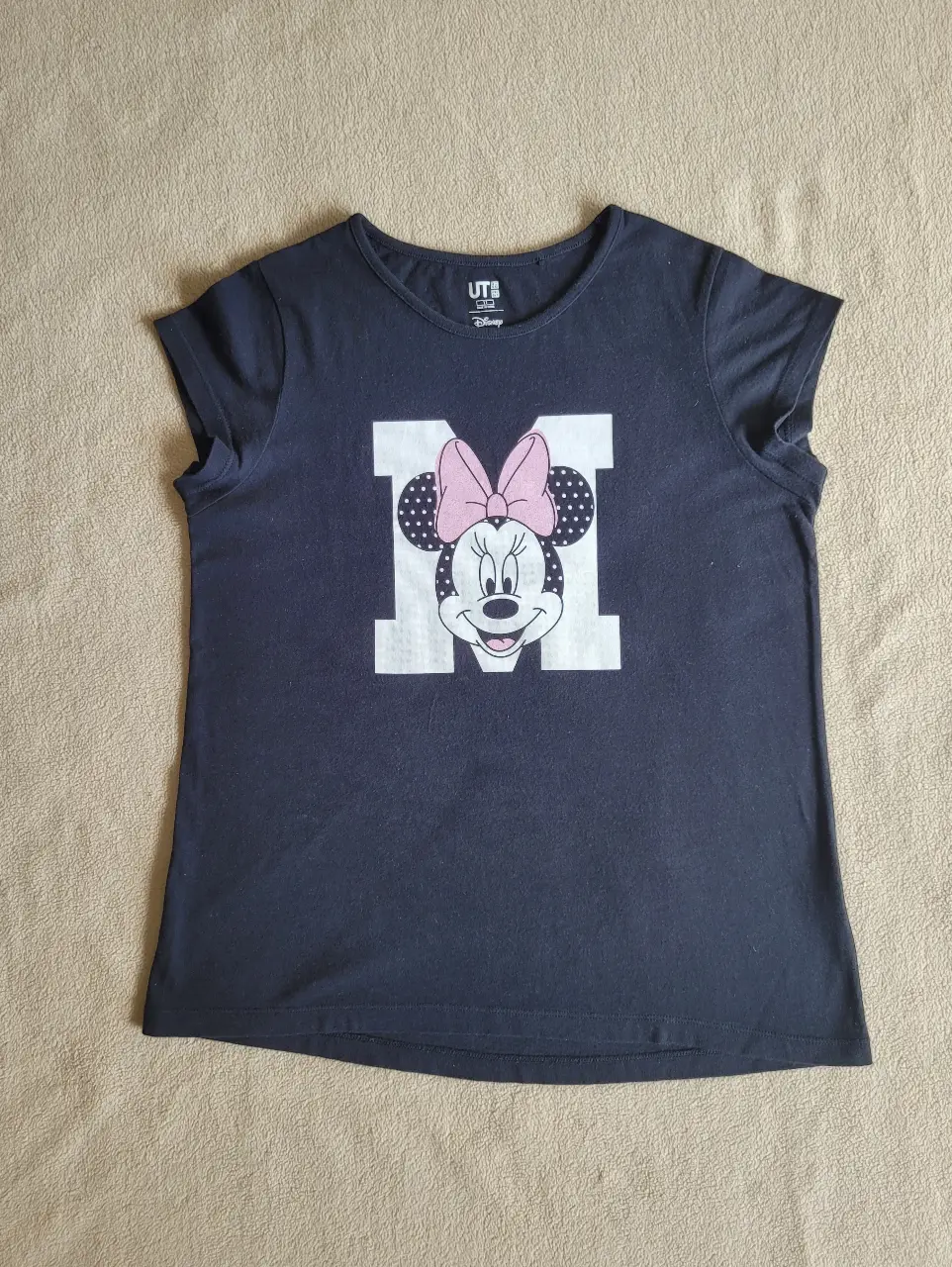Remera marca Uniqlo, color negro de algodón con estampado de Minnie Mouse. Las medidas son: de largo tiene 55 cm y de ancho 45 cm.
