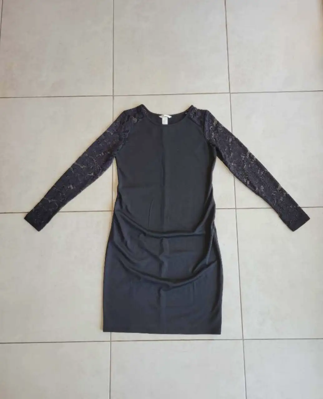 Vestido H&M para embarazadas, tiene un leve fruncido a los costados para una mayor comodidad, con mangas de encaje. El largo de las mangas es de 60cm.