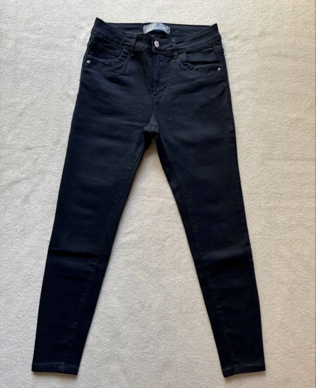 Jean skinny, marca Primark de color negro, talle 38 (un M aproximadamente) con muy poco uso. Perfectos para combinar con diferentes estilos y ocasiones. De largo tienen 90 cm y de ancho de cintura 36 cm.