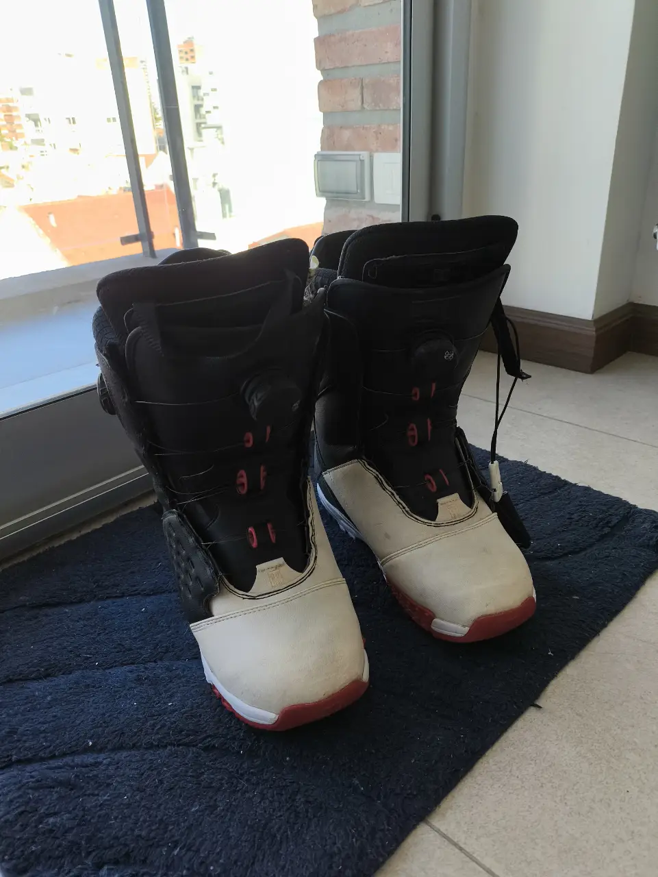 Botas de snowboard DC Shoes, color blanco y negro, con sistema de ajuste BOA. Ideales para la nieve y el invierno.