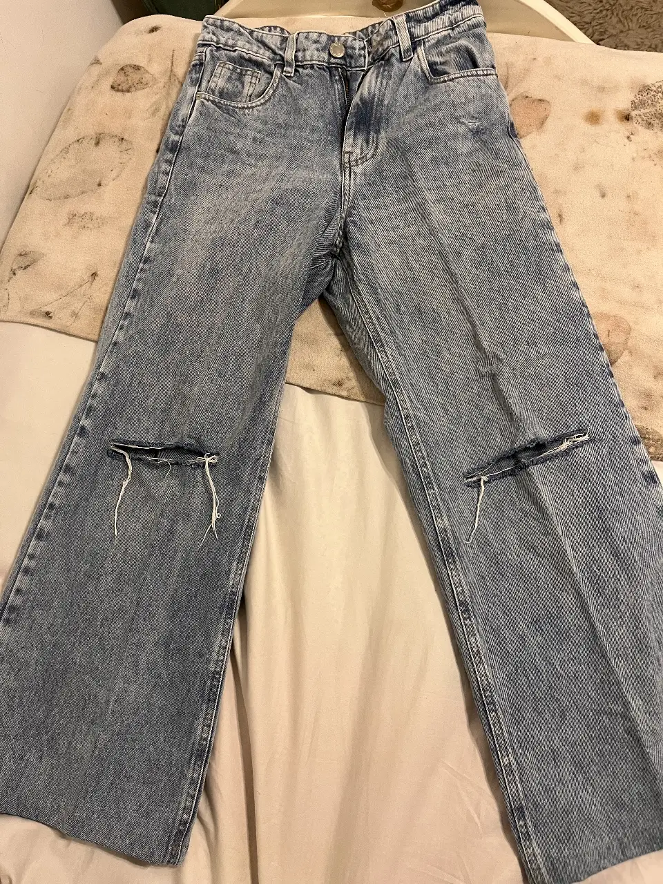 Jeans de mujer, tiro medio, con roturas en las rodillas. Talle 26.