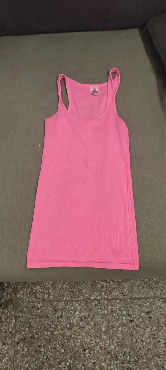 Musculosa rosa de algodón, súper cómoda y dosmilera. Ideal para el día a día o para entrenar. Tiene un detalle bordado de un perrito característico de PINK en la parte inferior. Bien ajustada al cuerpo, aunque se expande una banda. Perfecta para cualquier Y2K baddie 💋