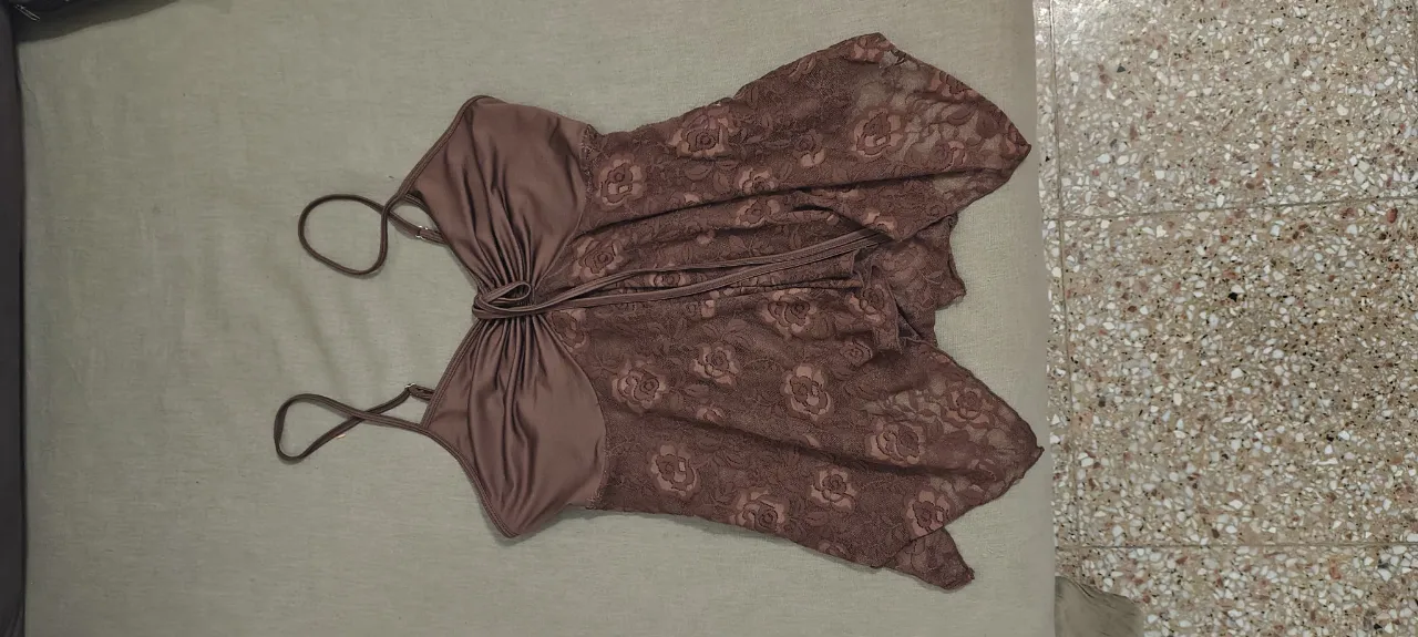 Blusa de encaje con detalles fruncidos y tiras finas. Ideal para una salida o una noche especial. Super y2k