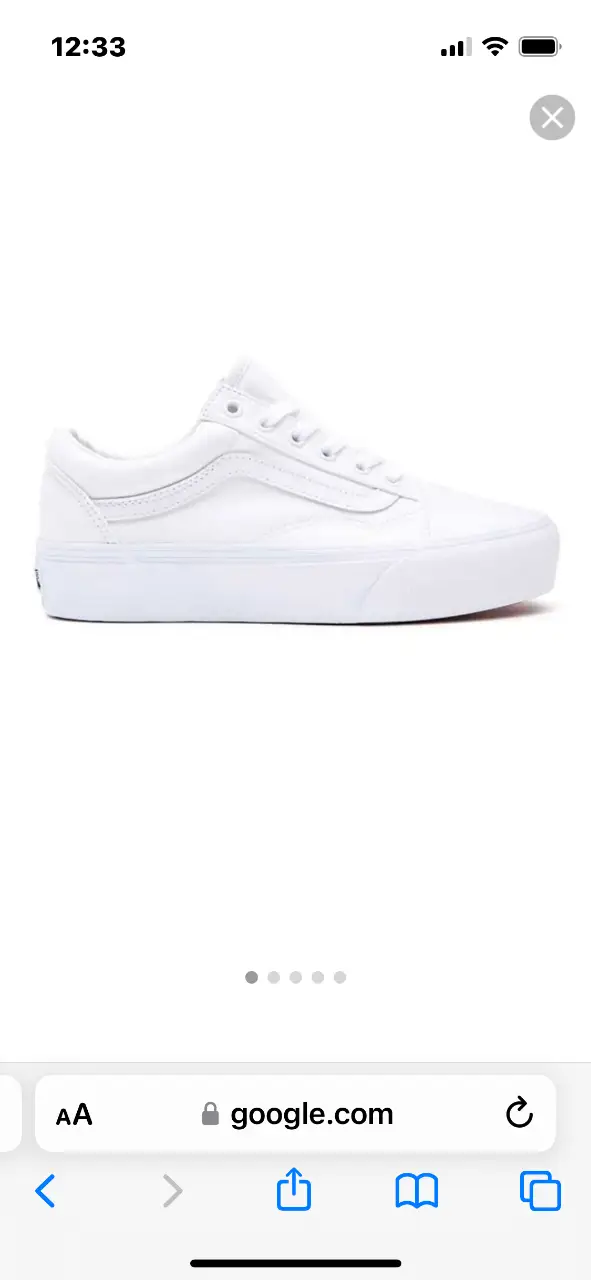 Zapatillas Vans Old Skool blancas, ideales para un look casual y urbano. Talle 40 de hombre, usadas pero en buen estado. Perfectas para combinar con cualquier outfit.